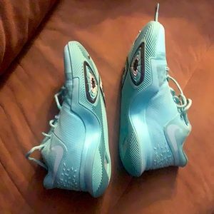 They are kyrie 3s Aqua